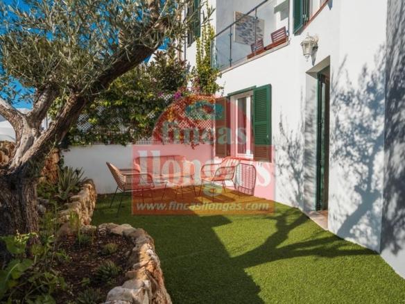 Townhouse for sale in Cala Blanca