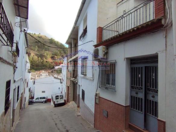 Townhouse for sale on Calle Solana, 21, Cambil