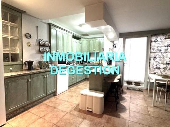 Townhouse for sale on Calle Cánovas del Castillo Ponton, City Centre