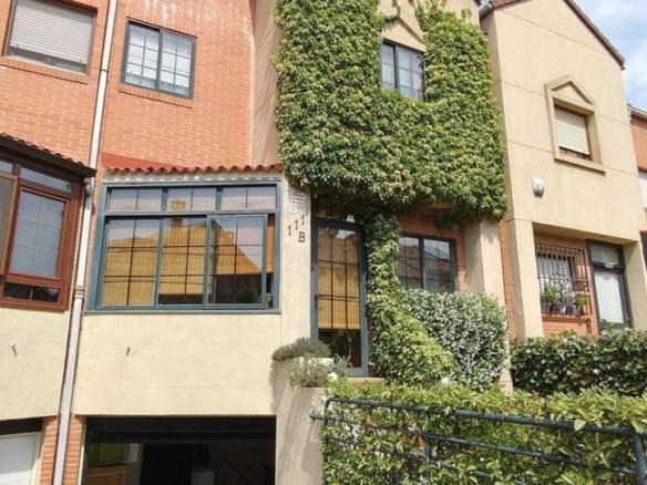 House or villa for sale on Avda. Madrid