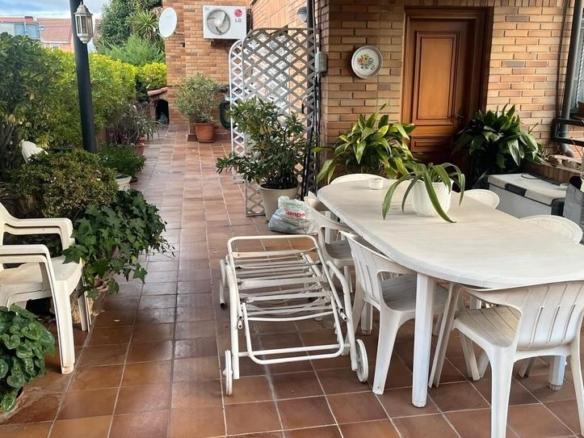 House or villa for sale on Avenida de Madrid, Avda. Madrid