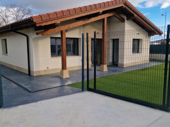 House or villa for sale on Calle María Zambrano, Haro