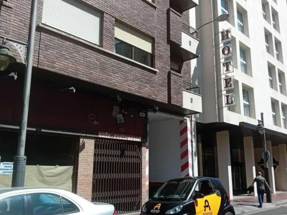 Commercial premises for sale on Calle Menéndez Pelayo, Jesuitas