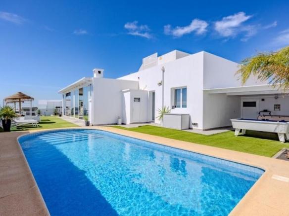House or villa for sale in Costa Teguise