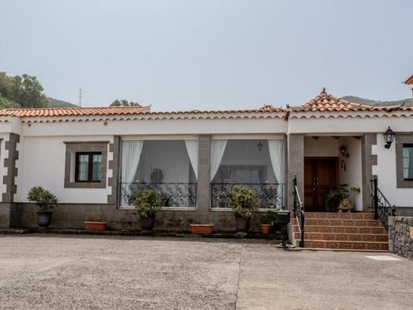 House or villa for sale on Calle Higuera, Vega de San Mateo