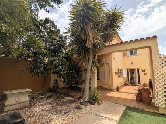 Townhouse for sale on Calle Isa Majorera, Gran Tarajal