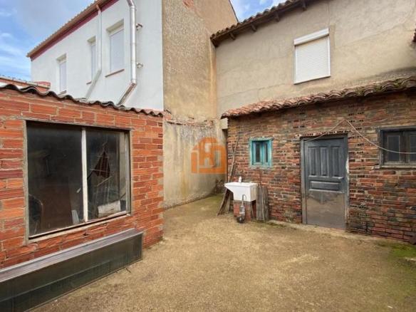 House or villa for sale in Padre Manjón, Armunia