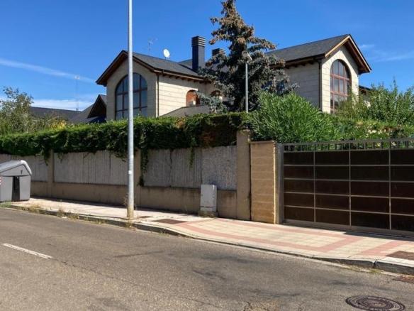 House or villa for sale on Calle Ejército del Aire, Las Eras de Renueva
