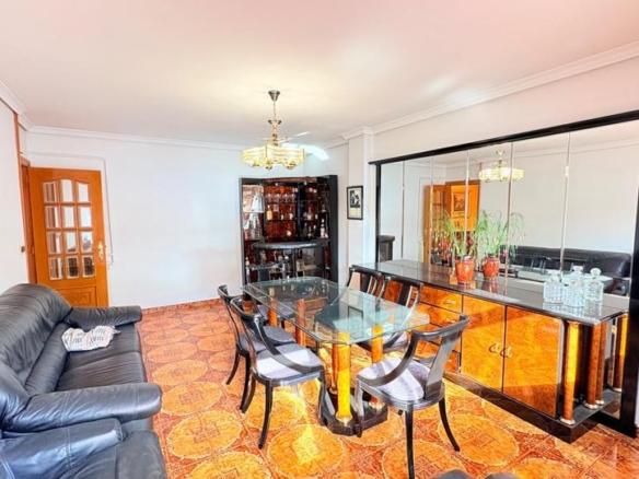 Apartment for sale on Avenida Portugal, Flores de Sil – La Placa
