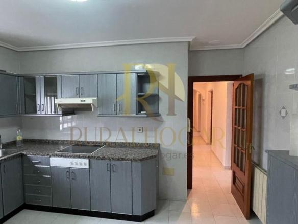 Apartment for sale on Calle Luis de Góngora, Santovenia de la Valdoncina