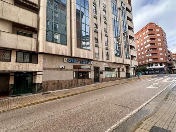 Apartment for sale on Avenida Reyes Catolicos, Centro