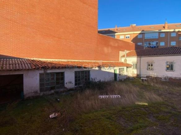 House or villa for sale on Av San Andrés, Trobajo del Camino
