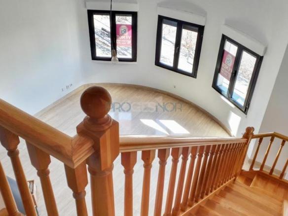 Duplex for sale on Avenida Reyes Leoneses, City Center