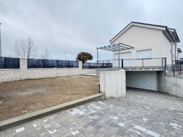 Townhouse for sale in Las Espigas, Palazuelos de Eresma