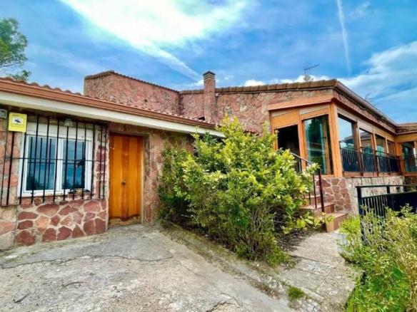 House or villa for sale on Milan Street, Los Angeles de San Rafael