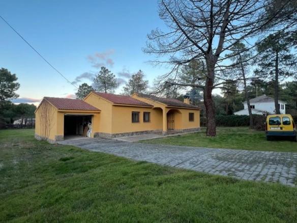 House or villa for sale on Calle de Los Lirios, 66, Marugán