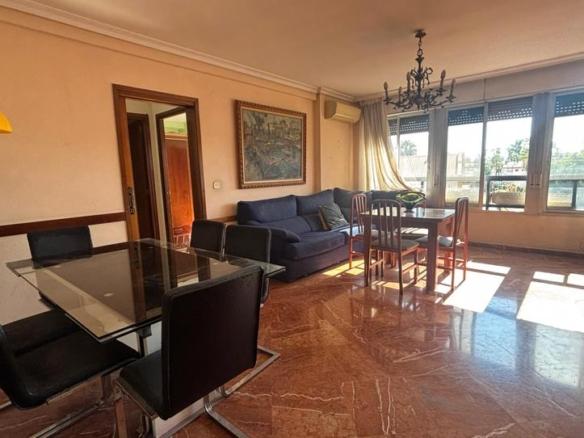 Apartment for sale on Calle las Cruzadas, Parque María Luisa – Giralda Sur