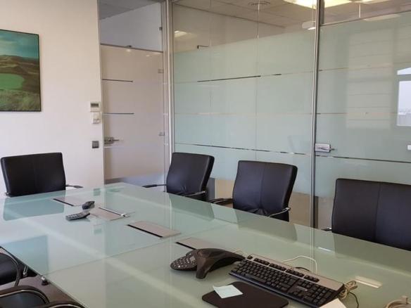 Office for sale on Calle Luis Fuentes Bejarano, Urbadiez – Entrepuentes