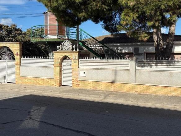 House or villa for sale in Santa Oliva