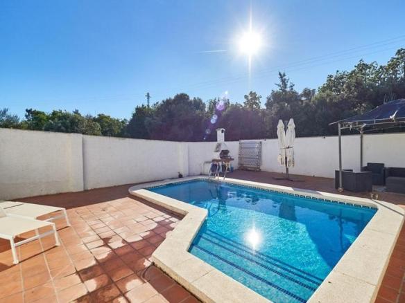 Townhouse for sale in Albinyana