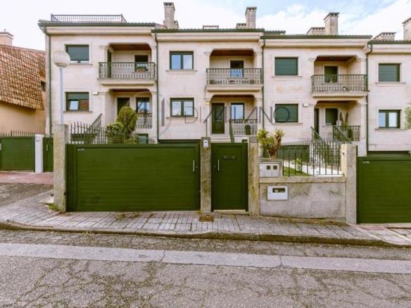 Townhouse for sale in Puente Romano Urbanization, Baiona