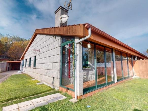 Townhouse for sale in Ganade, Ponteareas