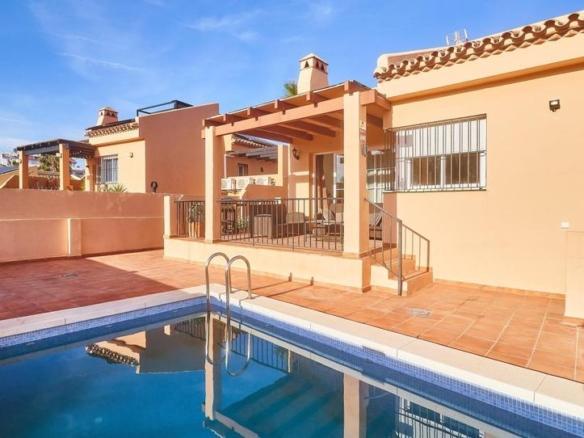 House or villa for sale on Calle Andalucía, El Faro de Calaburra – Chaparral