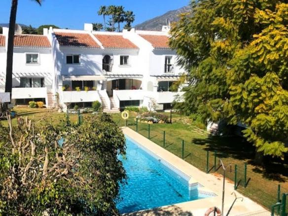 Townhouse for sale in Nueva Andalucía centre