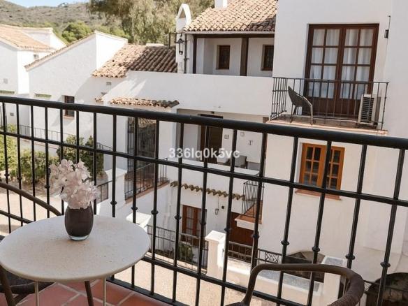 Duplex for sale on Avenida de Andalucia, 35, Benahavís town