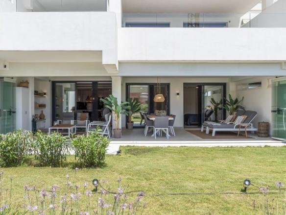 Ground floor apartment for sale in Estepona Golf