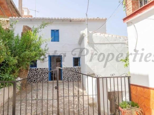 Townhouse for sale in Sayalonga