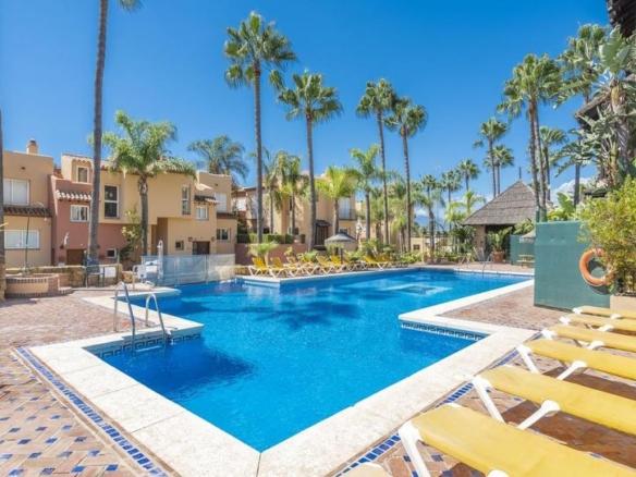 Townhouse for sale on Paris Street, 35, Las Brisas