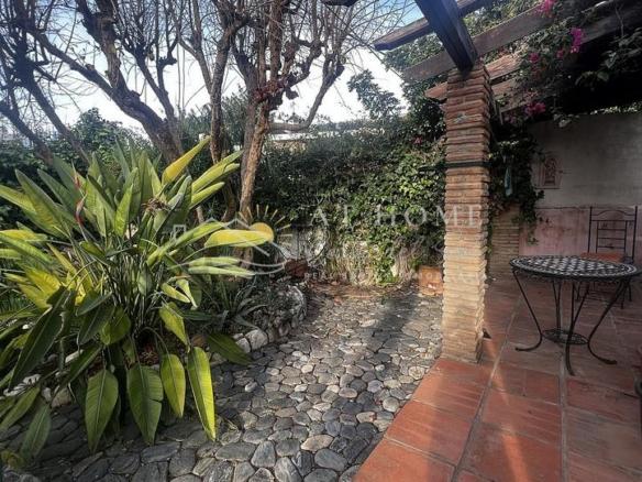 House or villa for sale in the city center