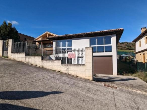 House or chalet for sale in Valle de Yerri / Deierri