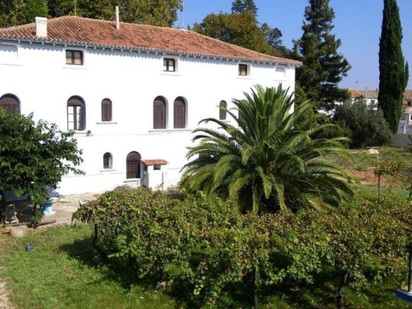 de edificaciones destinadas antiguamente a almacén agrícola. En el jardín se reconvirtió una antigua alberca en piscina.”””
