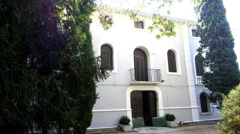 de edificaciones destinadas antiguamente a almacén agrícola. En el jardín se reconvirtió una antigua alberca en piscina.”””