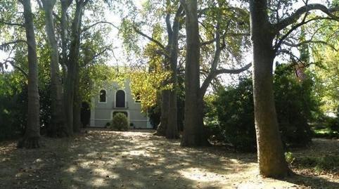 de edificaciones destinadas antiguamente a almacén agrícola. En el jardín se reconvirtió una antigua alberca en piscina.”””