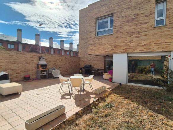 House or villa for sale on Calle 3 de Abril, Avenida de Madrid