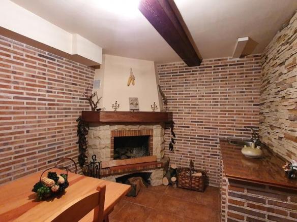 Townhouse for sale on Avenida Palencia, Dueñas