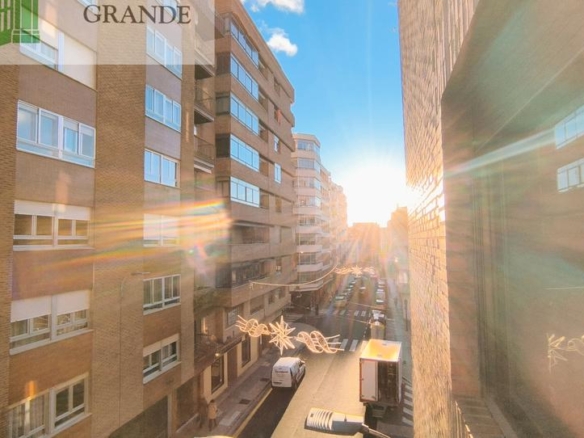 Apartment for sale on Calle de la Mujer Palentina, Centro