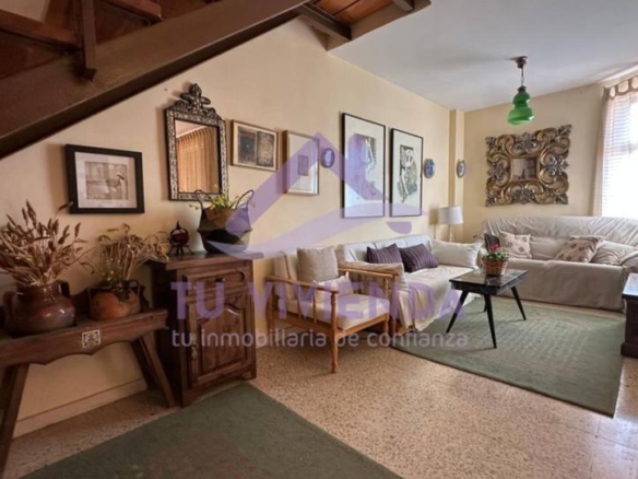 Duplex for sale on Luis Vives Street, Saldaña