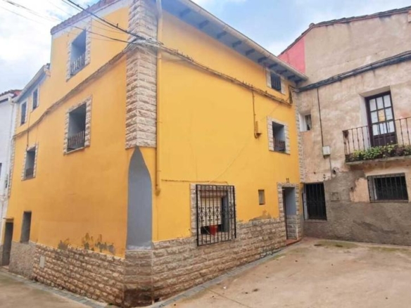 House or villa for sale on Calle Ramon y Cajal, El Frasno