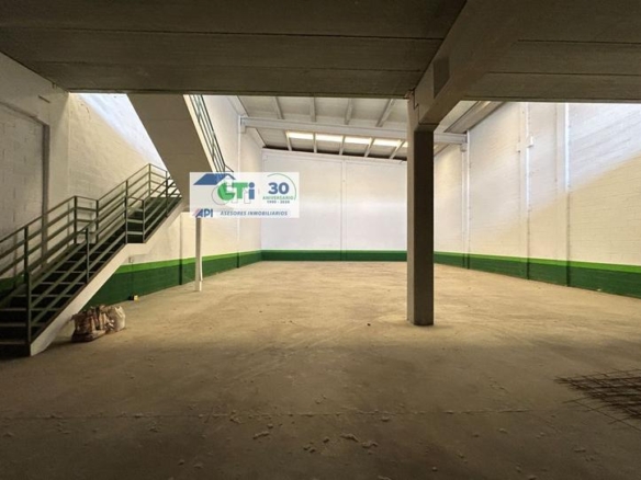 Industrial building for sale on Calle Borderea, Cartuja Baja