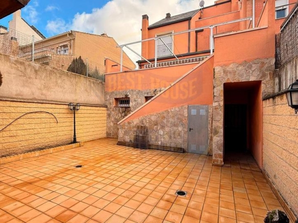 Townhouse for sale in Notburga de Haro, Reyes Católicos – Paseo San Antonio