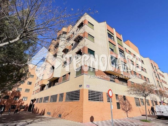 Apartment for sale in C. del Pino Albar, Reyes Católicos – Paseo San Antonio